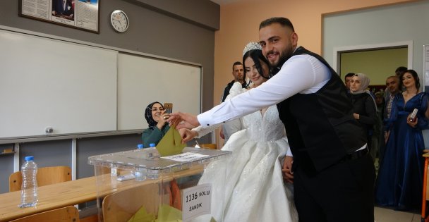 (VİDEOLU) Düğün Gününde Gelin Ve Damat 15 Dakika Da Kalsa Oy Vermeye Yetişti