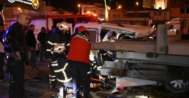 (Videolu Haber)  Akaryakıt istasyonuna girmek için yavaşlayan tıra hafif ticari araç çarptı: 2'si ağır 4 yaralı