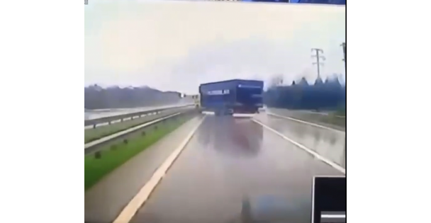 (VİDEOLU) Yolcu Dolu Minibüsün Önüne Çıkan Kamyona Çarptığı Kazanın Görüntüleri Ortaya Çıktı