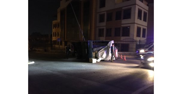 Virajı alamaya kamyonet müftülük binası duvarına çarptı