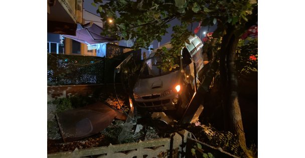 Virajı alamayan iki araç çarpıştı, panelvan evin bahçesine girdi: 1 yaralı