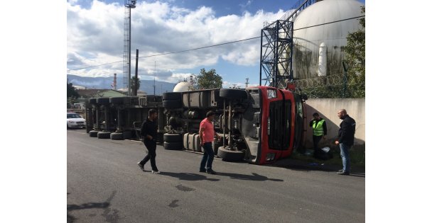 Virajı alamayan tır, fabrika duvarını yıktı