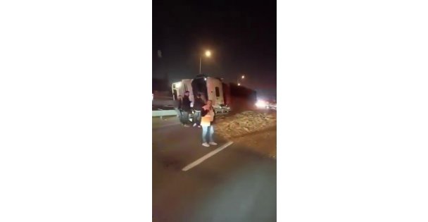 Virajı alamayan yonga yüklü tır devrildi