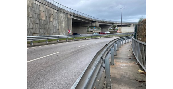 Yağışlı havada bariyere çarpan motosikletin sürücüsü hayatını kaybetti