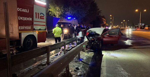 Yanan otomobilde sıkışan sürücüyü itfaiye kurtardı