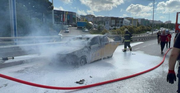 Yangın çıkan taksi kullanılamaz hale geldi