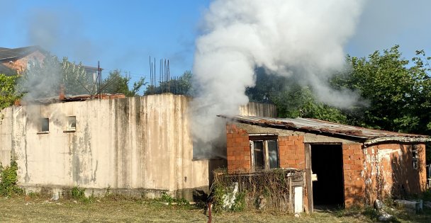 Yangını fark eden baba ile kızı dışarı çıkarak kurtuldu