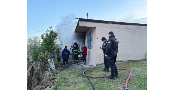 Yaşlı kadın alevlerin arasından son anda kurtarıldı