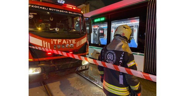 Yaşlı kadın yolun karşısına geçmek isterken tramvayın altında kaldı