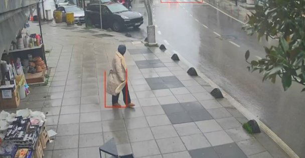 Yaya geçidinde otomobilin çarptığı kadın yaşam mücadelesi veriyor