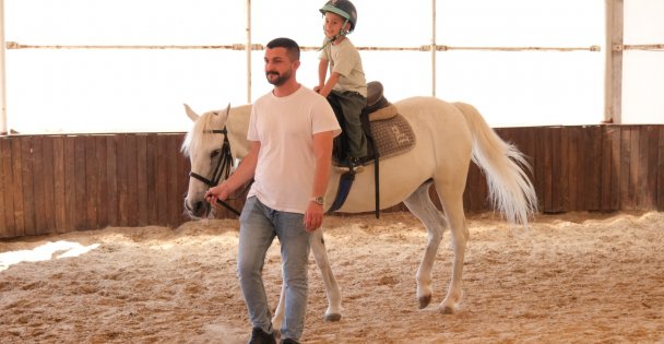 Yaz tatiline at üstünde ‘merhaba' dediler