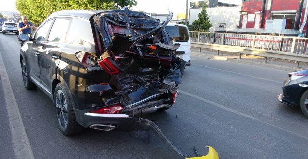 Yeni alınan araca kamyon çarptı: 1 yaralı