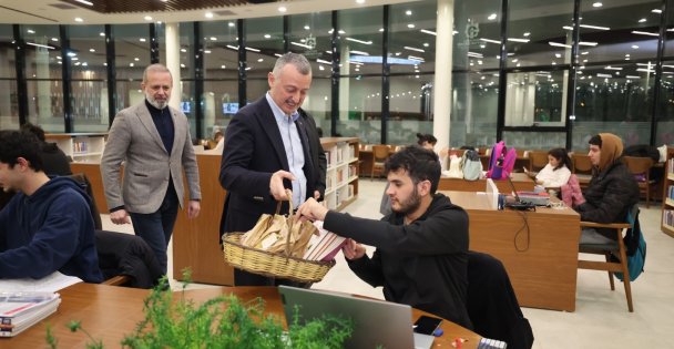 Yeni yıla kütüphanede giren öğrencilere Başkan Büyükakın'dan sürpriz