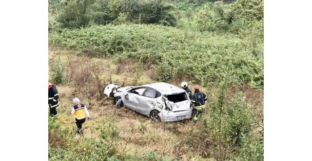 Yeşillik alana uçan otomobil defalarca takla attı