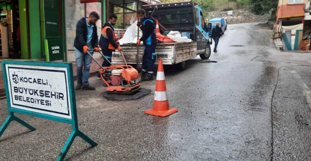 Yol Bakım Timi, Kozluk Mahallesi İsmail Kolaylı Caddesindeki talebe hızla cevap verdi