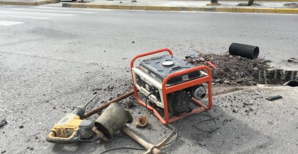 Yol çalışması yapan işçiye araç çarptı