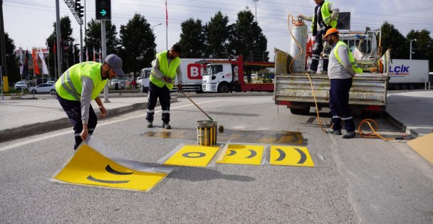 Yol ve yaya çizgileri yenileniyor