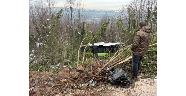 Yolcu otobüsü şarampole yuvarlandı, çok sayıda yaralı var