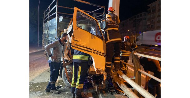 Yön levhasının direğine çarpan kamyonet kağıt gibi ezildi: 1 yaralı