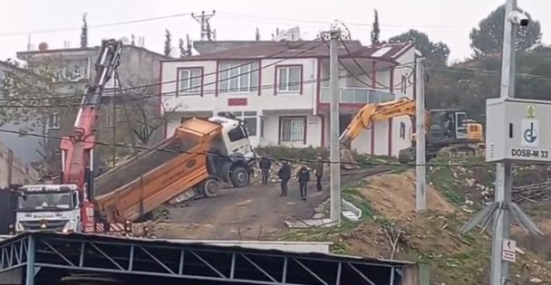 Yük boşaltan kamyon askıda kaldı