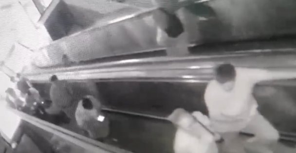 Yürüyen merdivenleri keyfi olarak durdurdular