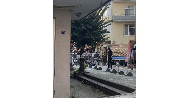 Zabıta ile karton toplayıcıları arasında tekmeli, yumruklu, tabureli kavga kamerada