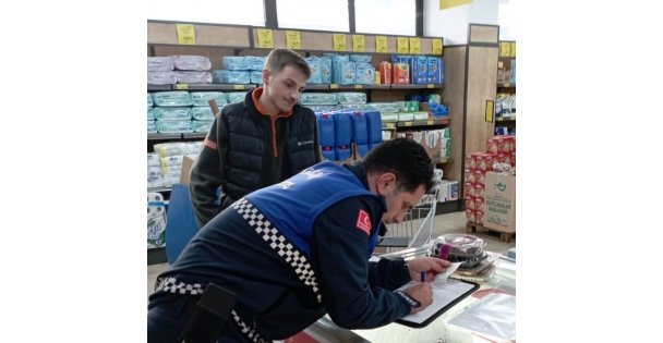 Zincir markette tarihi geçmiş ürünler bulundu