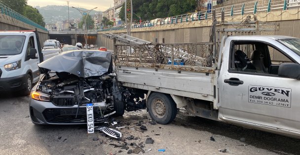 Zincirleme kaza: 2 kişi yaralandı, otomobil kullanılamaz hale geldi