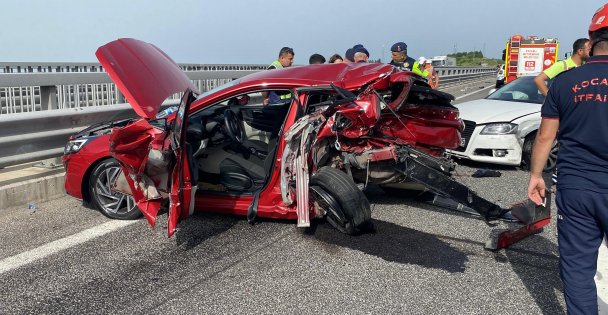 Zincirleme kazada otomobil kağıt gibi ezildi: 5 yaralı